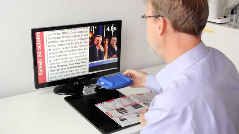 Froggyloupe durante la lettura di un programma TV